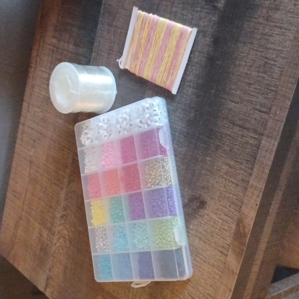 4/$15 - Kit to make braclets